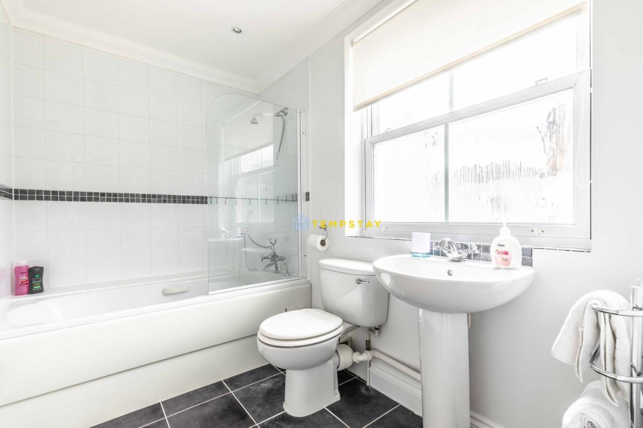 Perfect Spot In Central Windsor & Free Parking! Luaran gambar